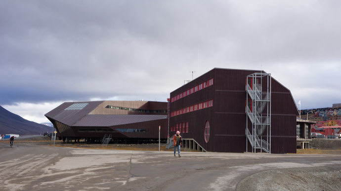 Foto: Hovedbygget på Universitetssenteret på Svalbard / UNIS. Foto: Guro Lilledal Andersen